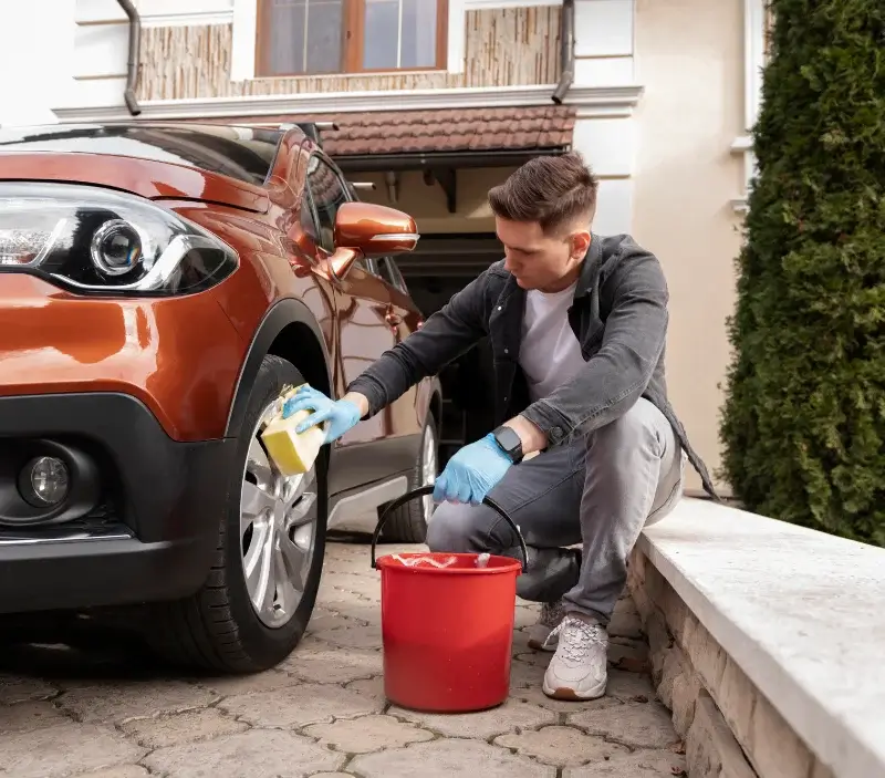 Lavage auto à domicile Tréméoc : professionnel intervenant sur un véhicule